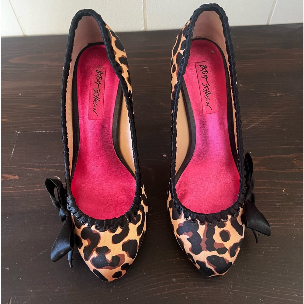 Betsy Johnson Leopard pump